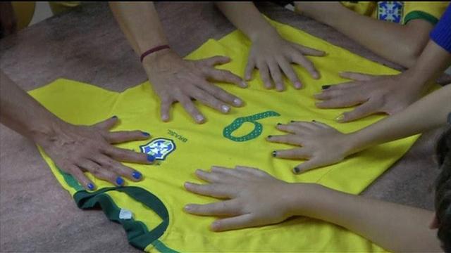 五个手指的是什么，五个手指发麻是什么原因引起的（巴西家族为自己有十二根手指感到自豪）