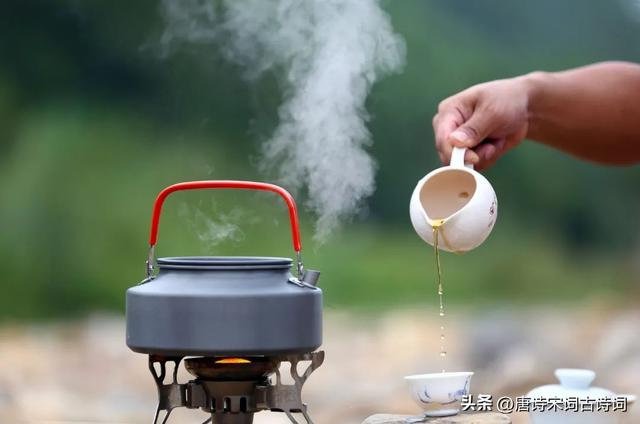 一人独饮醉唯美句子，女人喝酒霸气说说（饮茶，或与友人乐，或遇见自己）