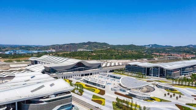 青岛火车站在哪个区，青岛哪个火车站离栈桥最近（青岛市区市民去胶南坐车太远了）