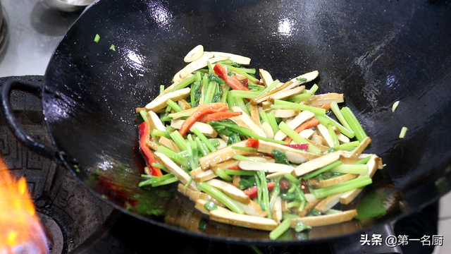 坐月子能吃芹菜吗，坐月子可以吃芹菜水饺吗（冬天多吃芹菜身体好）