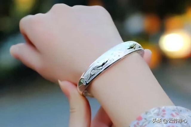 银子8大功效，银子的功效有哪些（戴银手镯真的能排毒吗）