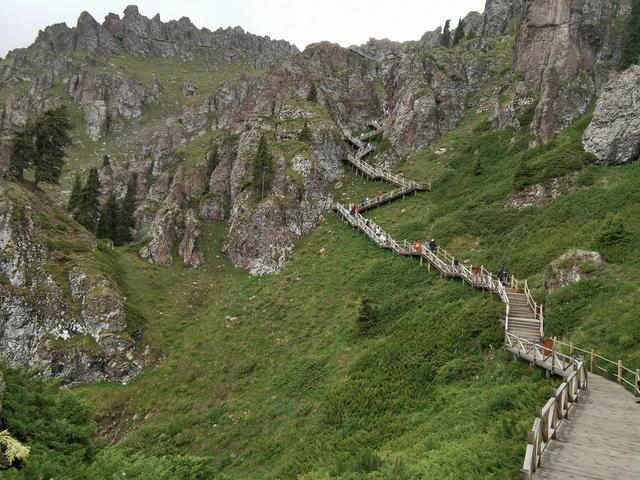 天山天池风景名胜区简介，天山天池简介（新疆旅游-天山天池旅游攻略）