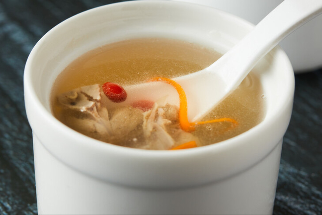 鸽子汤怎么炖好喝又营养，鸽子汤有营养吗（炖鸽子汤无需焯水）