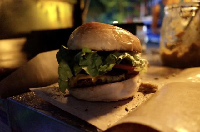 一句话霸气欢迎词，一句话欢迎词口号（三色路啊，就是不夜城）