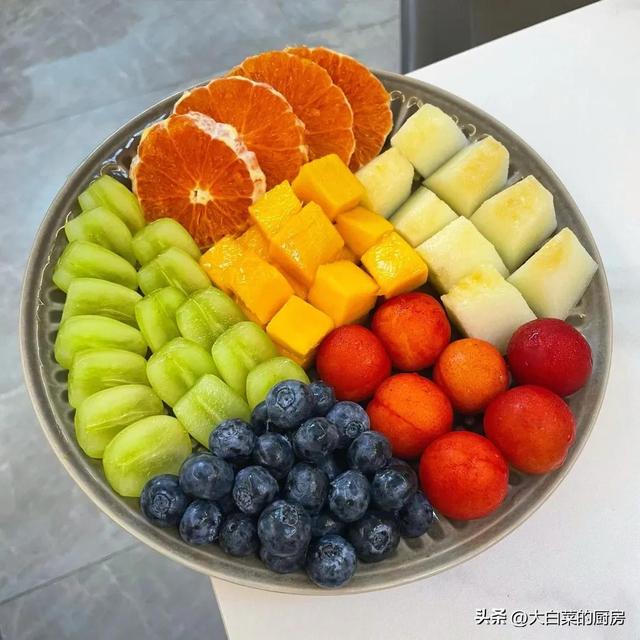 三种水果拼盘好看大气，用1到3种水果做水果拼盘（年夜饭你一定要学会的水果拼盘）