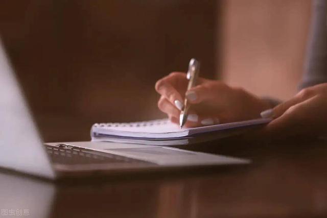 早睡早起的幽默句子，早睡早起的幽默句子晚安（<当清晨的第一束阳光洒下）