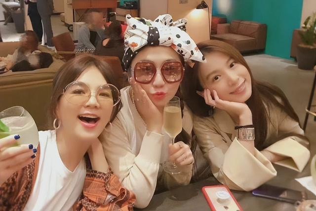 闺蜜头像三人一萌一酷一霸气，三人闺蜜头像:)『三个人的友谊，不一定有一个是多余的』微信（SHE合体为Hebe庆生）