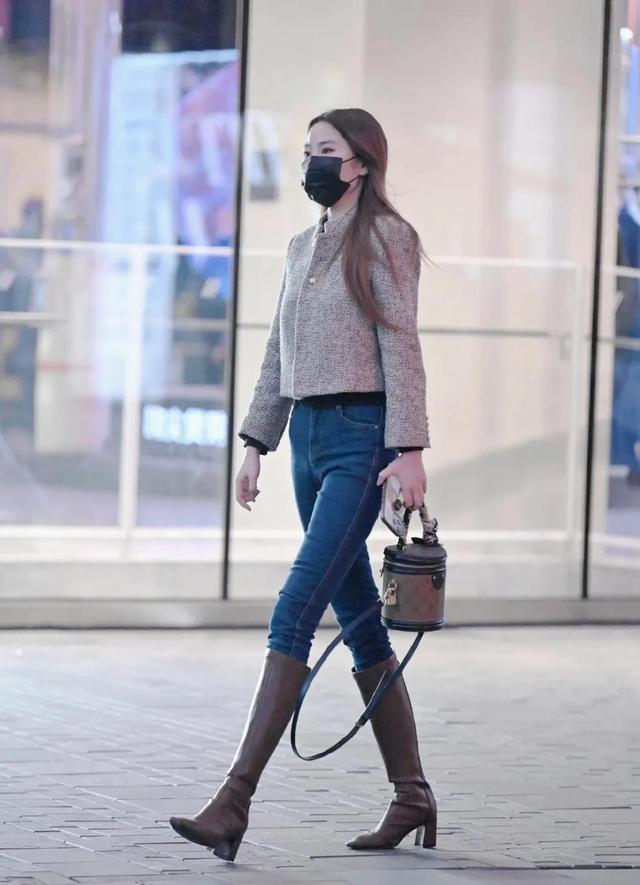 高筒靴如何搭配，高筒靴如何搭配好看（10组及膝高筒靴穿搭示范）