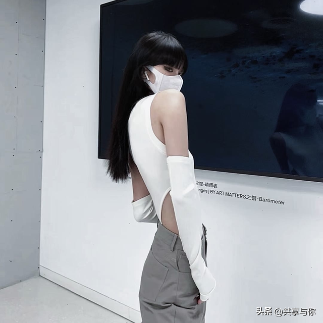 酷酷的图片女高冷，酷酷帅气的女生头像 一点点高冷呐微信（黑色系背影高冷霸气冷淡女生头像）