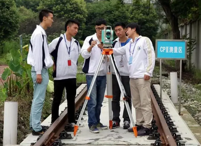 近年来大专比较热门的专业有哪些，近年来大专比较热门的专业有哪些专业（专科就业很好的3个专业）