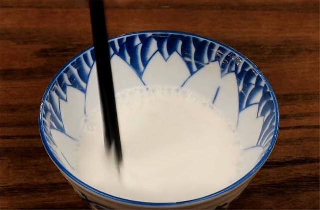 刚挤出来的牛奶怎么煮，刚挤的鲜牛奶怎么煮（家里剩2盒牛奶）