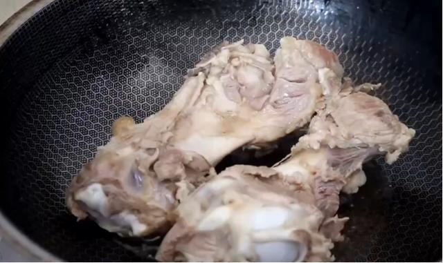 高汤的熬制方法，高汤的熬制方法及配料（熬骨头汤切记别直接炖）