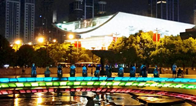 搭乘地铁1号线穿梭上海剧场