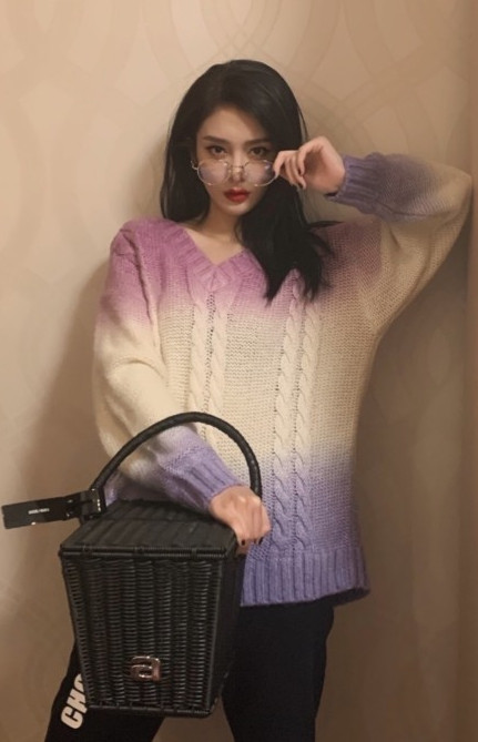 橘红色配什么颜色好看，橘红色搭配大全（橘红色+黑色紧身裤也能如此时尚）