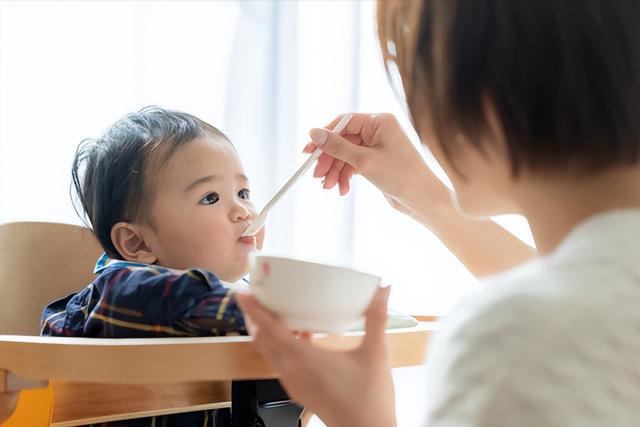 婴儿每个阶段补充什么一览表，小婴儿各个阶段补微量元素表（宝宝第一口辅食怎么添加）