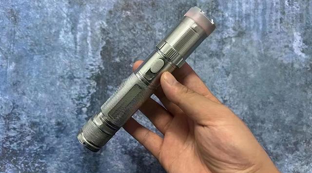 防狼电击棒有多厉害，适合女孩子使用的防身防狼武器有哪些