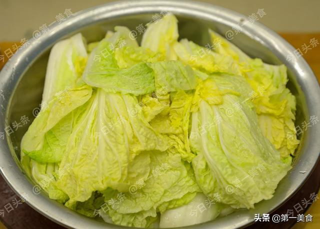 腌酸菜的做法，腌酸菜的做法大全视频（放料越多越难吃）