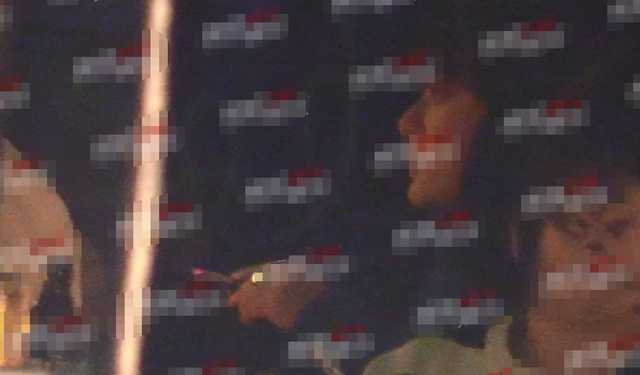 31岁陈翔深夜现身酒吧！室内抽烟大肚腩突出，和两位美女热聊