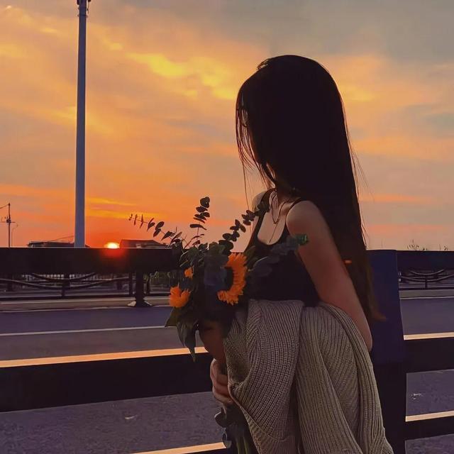 什么样的女生招男生喜欢，什么样的女孩子最招男孩子喜欢（容易招男生喜欢的女生）