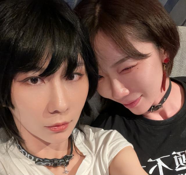 吸烟女生头像微信，吸烟女生头像（浪姐聚会被拍到室内抽烟）