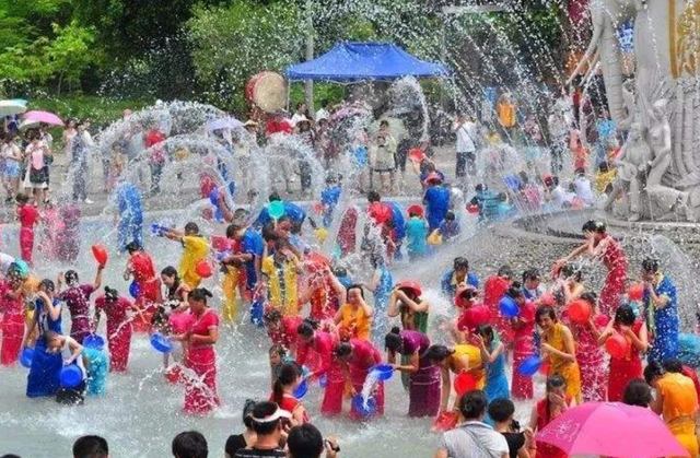 傣族的传统节日，彝族的传统节日（傣历新年是泼水节）