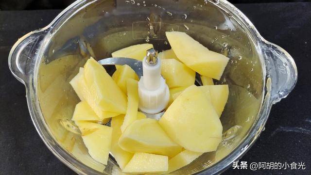 土豆包子馅怎么做好吃，土豆丝馅蒸包的做法（减肥者的“福音”）