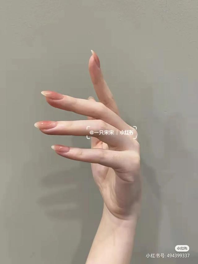 指甲油裸色和透明色有什么区别，护甲油和透明色的指甲油一样吗（显白好看，春夏必做）