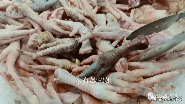 鸡有几只脚，鸡有几只脚趾头(一只脚)（为什么在市场上能看到这么多的鸡爪）