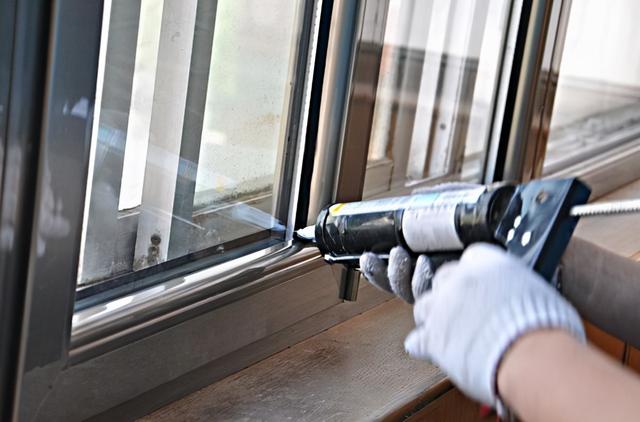 介绍窗户漏水的原因及处理方法，介绍窗户漏水的原因及处理方法英文（超全门窗渗水漏水因素和解决方案）