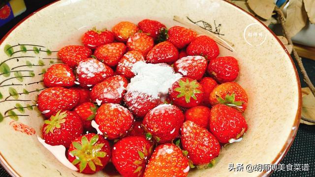 草莓怎么洗才干净，草莓怎么洗才干净呢（有人用面粉）