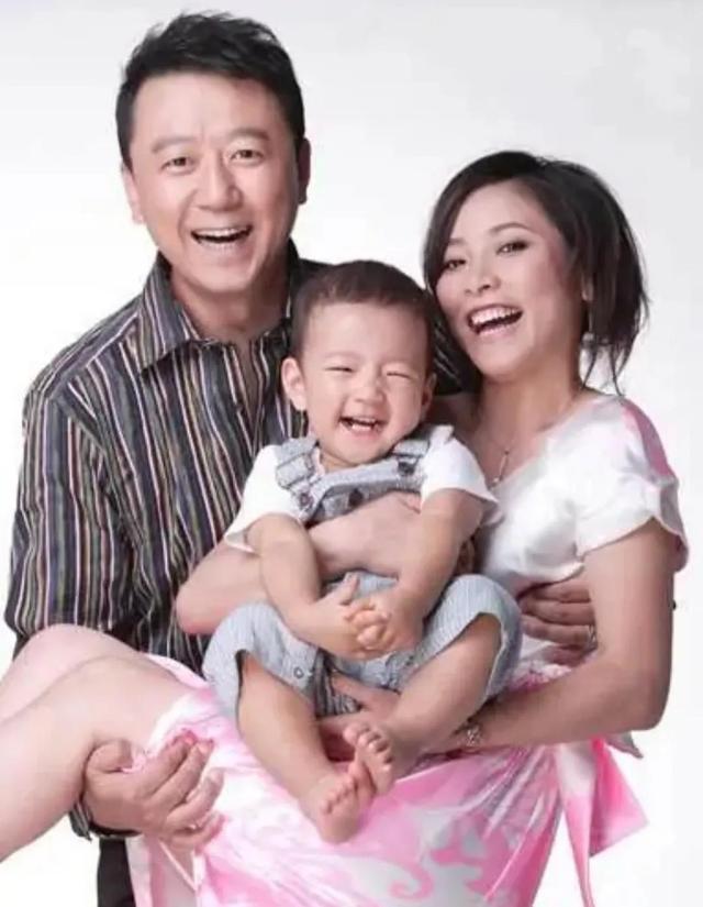 郭涛谈婚姻状况，郭涛：娶小17岁圈外妻子