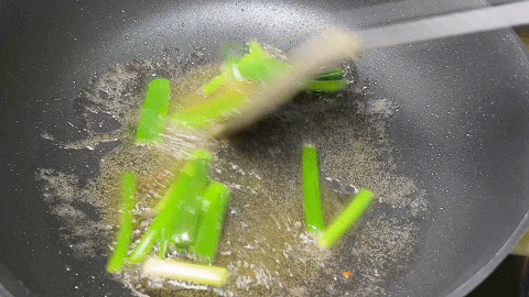 刀削面的家常做法简单，刀削面的家常做法简单又好吃（葱油刀削面在家这样做）