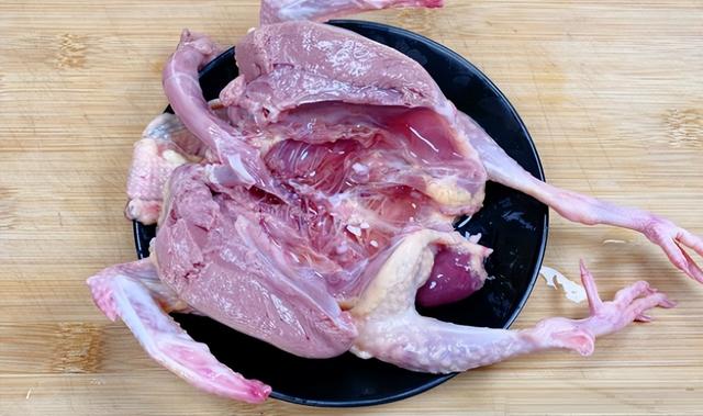 鸽子汤怎么炖好喝又营养，炖鸽子汤怎么炖好喝（建议女人：冬天常喝这肉汤）