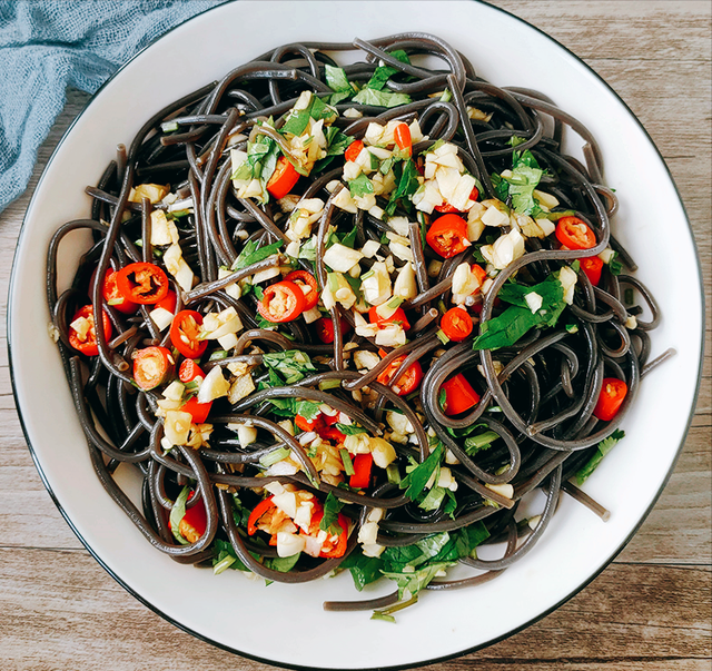 水蕨菜和山蕨菜的区别有哪些，山野菜水蕨菜（被称为山菜之王的蕨菜会不会致癌）