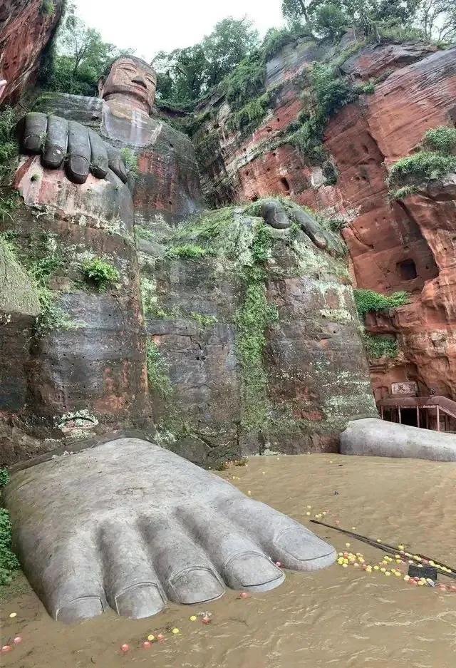 峨眉山乐山大佛，怎样从峨眉山景区到乐山大佛景区（号称中国最大的悬崖石像）