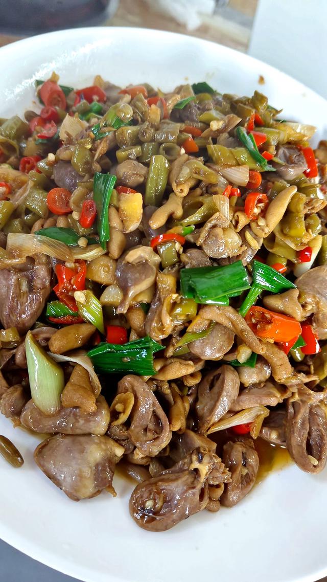 怎样做泡椒酸辣鸡杂，泡椒酸萝卜鸡杂（泡椒酸辣鸡杂这样做）