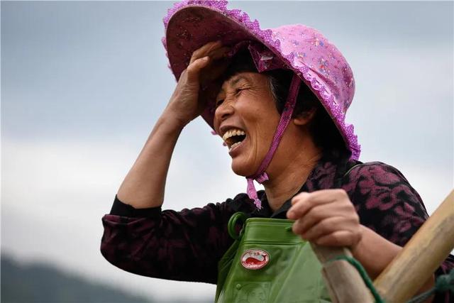 形容笑容很灿烂的句子，笑容灿烂的唯美句子（你的笑容，恰似万丈光芒）