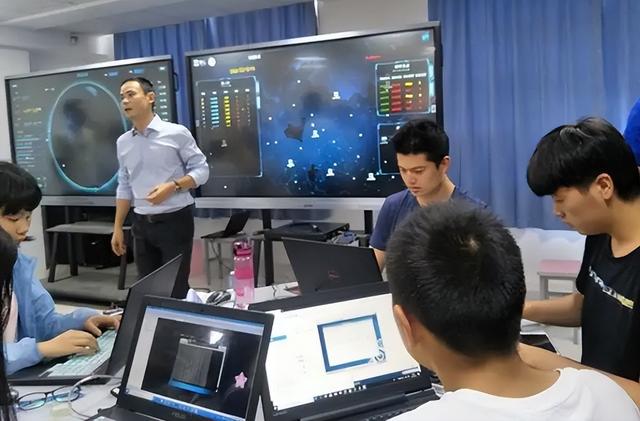大学生毕业后不同专业“赚钱”排名，榜首意外，计算机专业很抢手