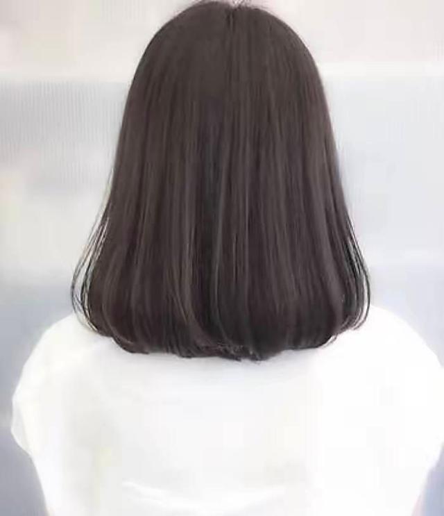 中年妇女发型,中年女性短发发型图片(女人到中年就放弃黑长直吧)