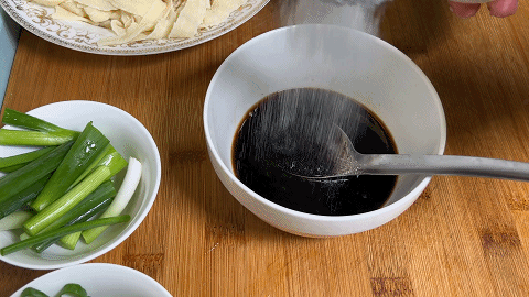 刀削面的家常做法简单，刀削面的家常做法简单又好吃（葱油刀削面在家这样做）