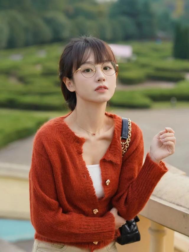 圆脸适合什么眼镜，圆脸适合什么眼镜框女（不同脸型适合什么样的配饰）