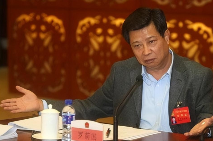 2011年2月的一天,春寒料峭,广东省委大院里.