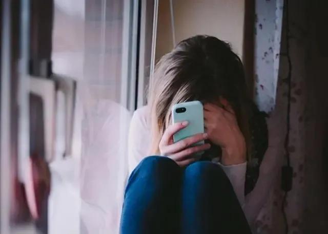 男生不回你信息说明什么，男生不回信息意味着什么（男生不回消息，都在干嘛）