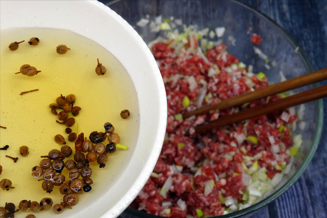 正宗猪肉丸子的配方窍门，做猪肉丸子的配方比例（放料太多不好吃）