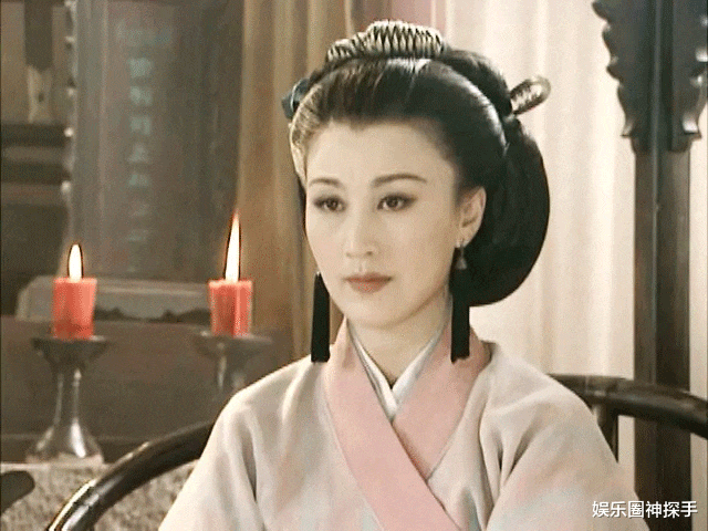 宁中则是岳不群的夫人,年轻时江湖人称"宁女侠".