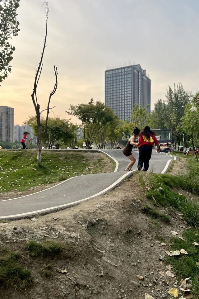 一句话霸气欢迎词，一句话欢迎词口号（三色路啊，就是不夜城）