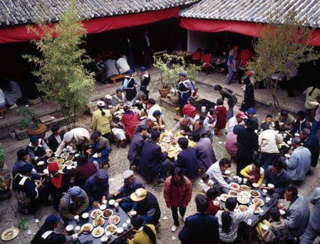 八仙桌标准尺寸，八仙桌尺寸是多少（你以为过时的“八仙桌”）