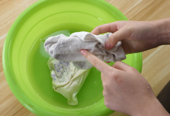 手洗内裤一定要手洗,因为只有手洗才能彻底清洗内裤,而且手洗的时候