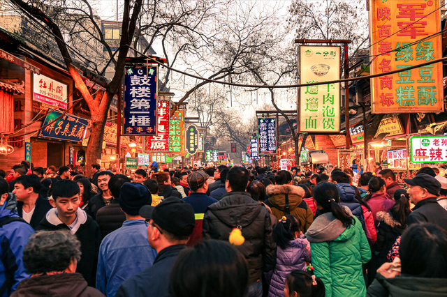 新婚夫妇第一年过年回谁家，结婚第一年过年回谁家（带娃回娘家过还是婆家过）