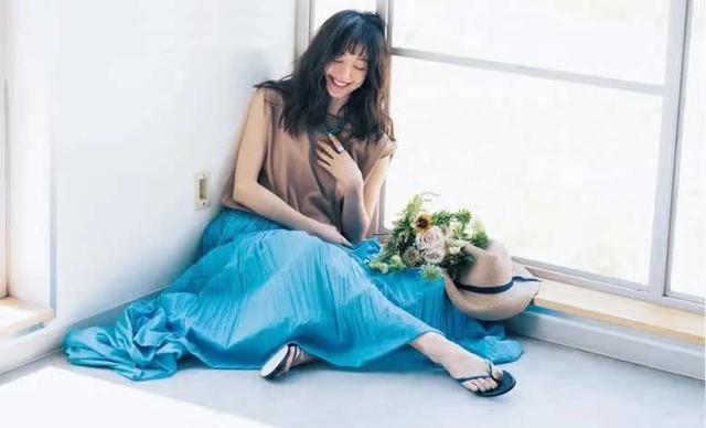 女生裙装穿搭，女生裙装穿搭图（4条半裙、15套穿搭）